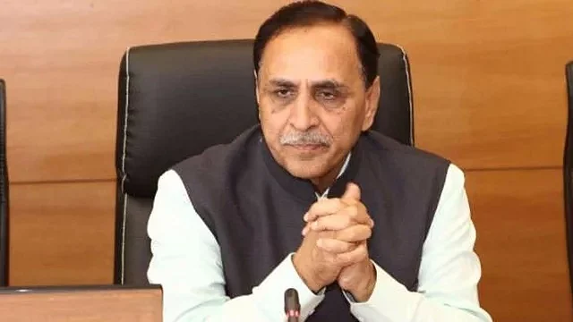 احمد آباد طیارہ حادثہ: ایئر انڈیا کا مسافر طیارہ میڈیکل کالج ایک ہاسٹل پر گرا، تقریباً 2 درجن طلبا کی موت کا اندیشہ