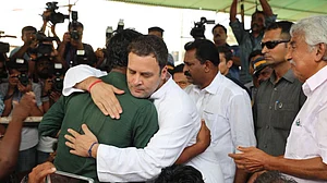 راہل گاندھی نے طوفان متاثرین کو گلے لگایا!