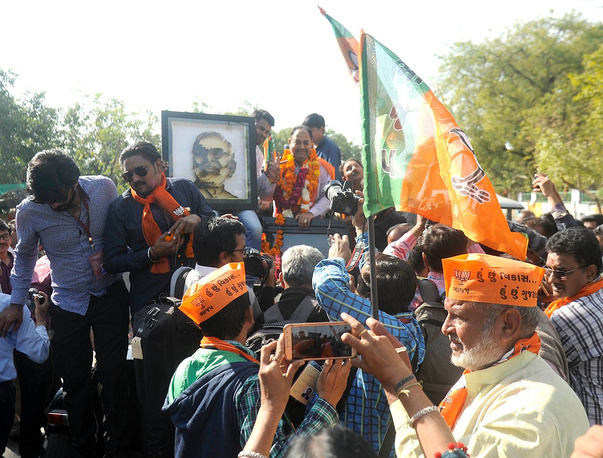 احمد آباد کی سڑکوں پر جشن مناتے بی جے پی کارکنان، تصویر یو این آئی