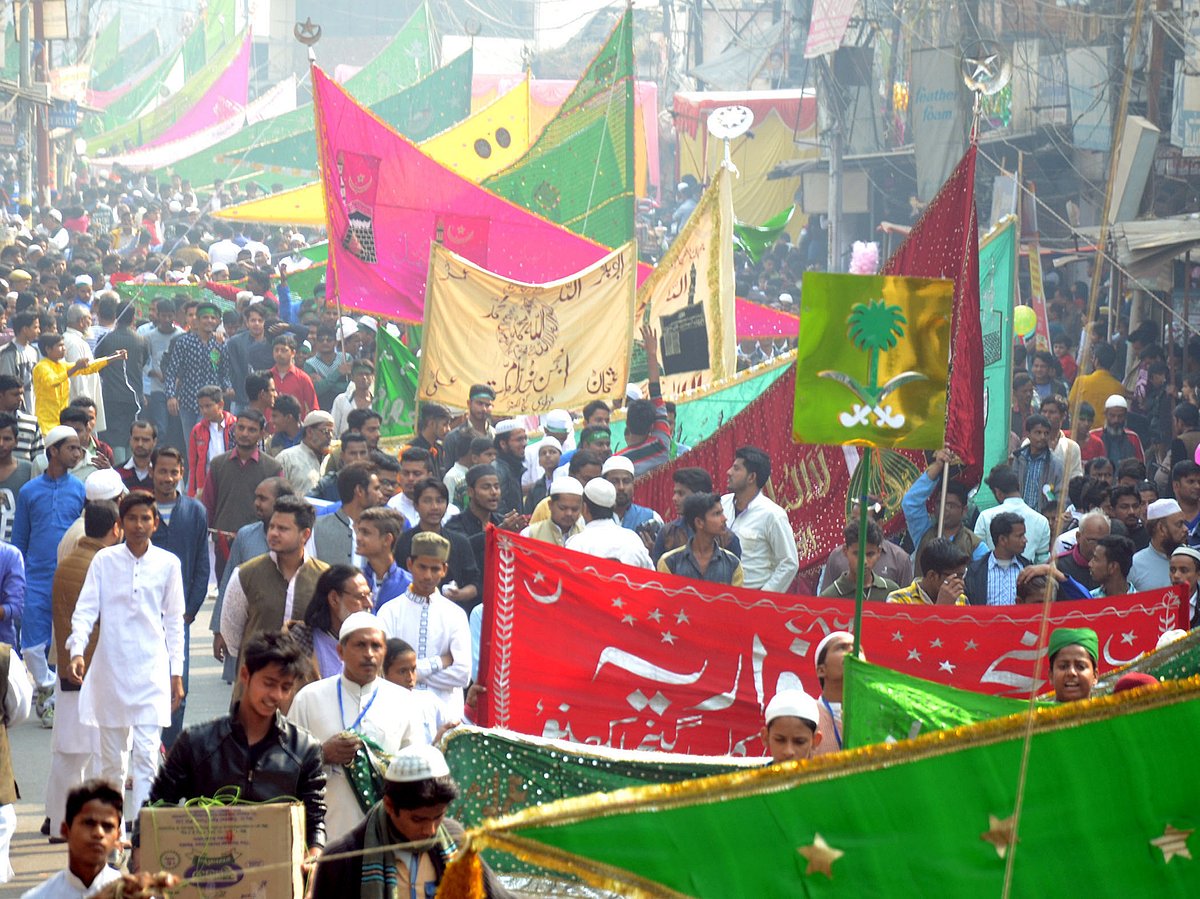 لکھنؤ میں عید میلاد النبی ﷺ کے موقع پر جلوس نکالتے عقیدت مندگان