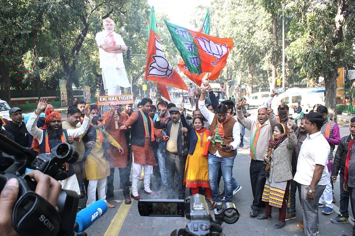 گجرات-ہماچل میں جیت پر دہلی میں خوشی مناتے پارٹی کارکنان، تصویر یو این آئی