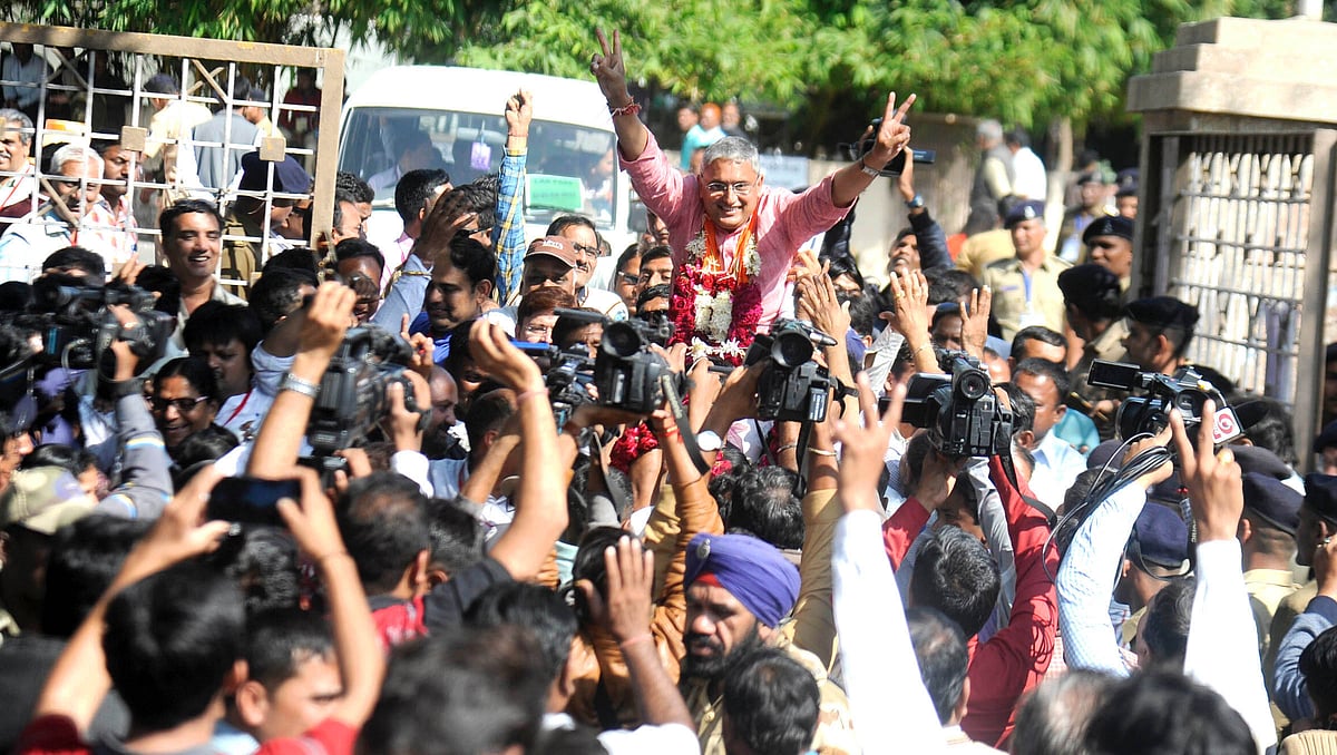 احمد آباد کی سڑکوں پر جشن مناتے بی جے پی کارکنان، تصویر یو این آئی