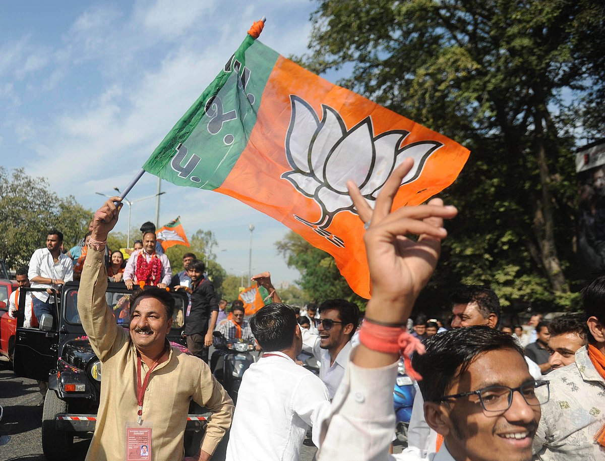 احمد آباد کی سڑکوں پر جشن مناتے بی جے پی کارکنان، تصویر یو این آئی