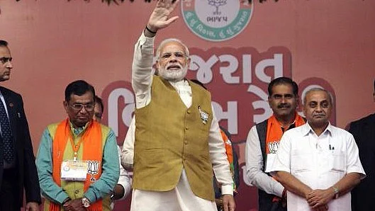 وزیر اعظم&nbsp; انتخابی ریلی میں ہاتھ ہلاکر لوگوں کا استقبال کرتے ہوئے