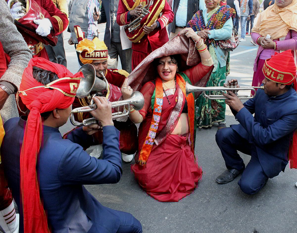 دہلی میں جشن مناتے بی جے پی کارکنان، تصیور یو این آئی