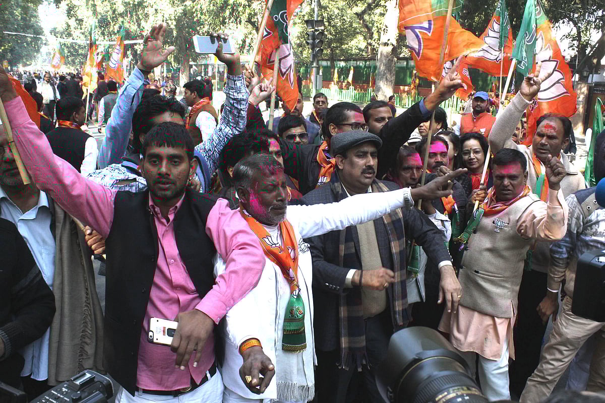 گجرات-ہماچل میں جیت پر دہلی میں خوشی مناتے پارٹی کارکنان، تصویر یو این آئی