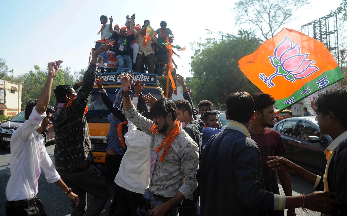 احمد آباد کی سڑکوں پر جشن مناتے بی جے پی کارکنان، تصویر یو این آئی