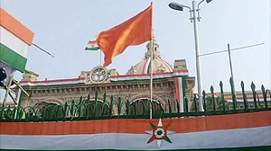 یوگی کے سرکاری پروگرام میں بھگوا پرچم لہرایا