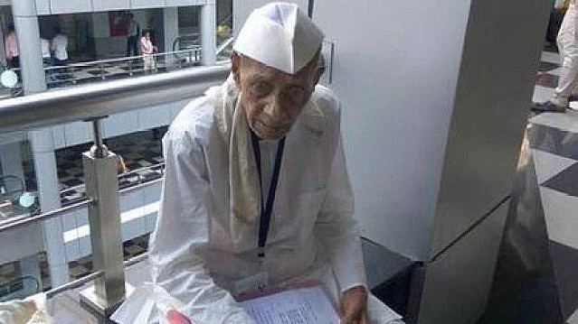 مہاراشٹر سکریٹریٹ کے سامنے زہر کھانے والے کسان دھرما پاٹل