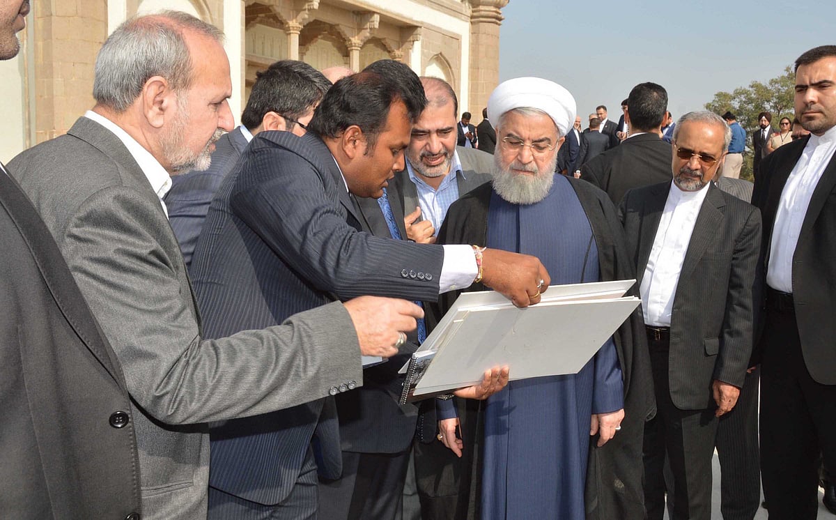 حیدرآباد میں قبط شاہی مقبرے کا دورہ کرتے ایرانی صدر حسن روحانی