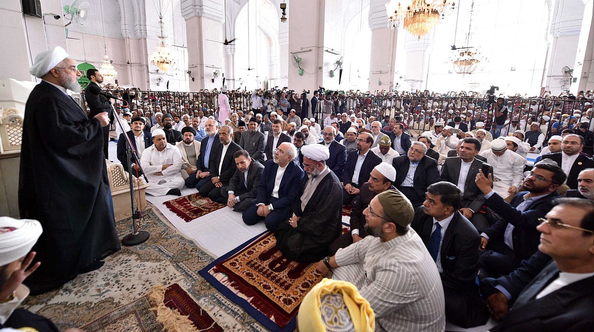 حیدرآباد کی مکہ مسجد میں خطاب پیش کرتے ایرانی صدر حسن روحانی