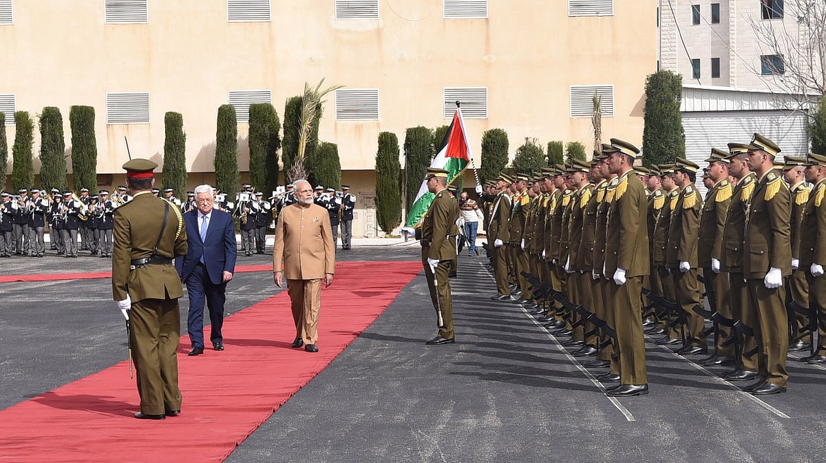 گارڈ آف آنر کا معائنہ کرتے وزیر اعظم مودی