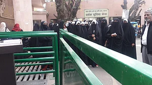 اب ’نوابوں کے شہر‘ میں بھی برقع پر اعتراض!