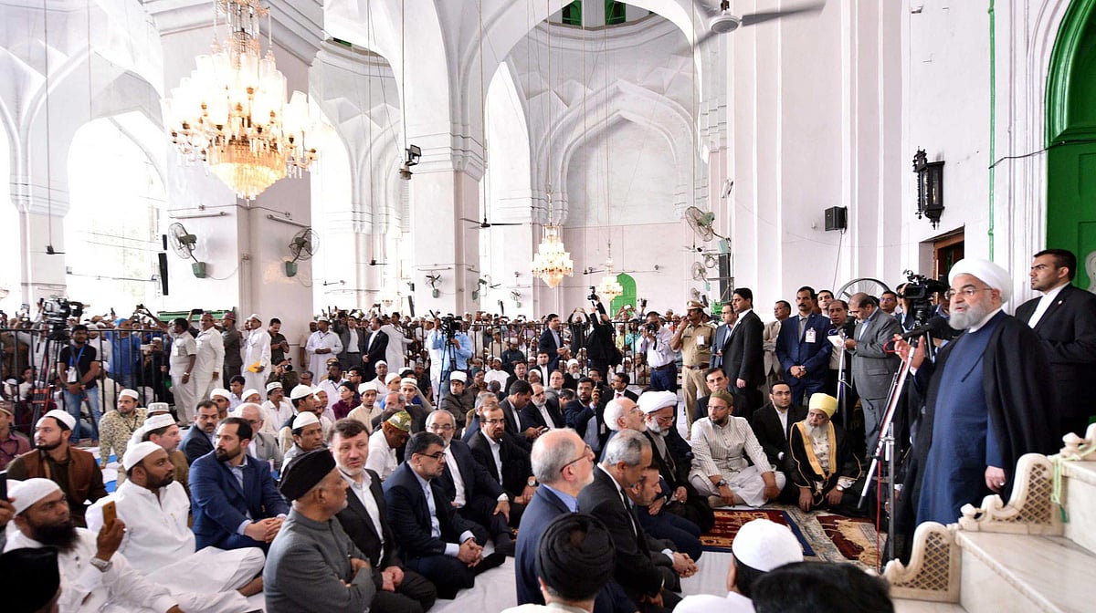 حیدرآباد کی مکہ مسجد میں خطاب پیش کرتے ایرانی صدر حسن روحانی