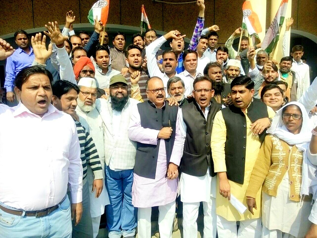 بھگوڑوں کی مددگار  مودی حکومت کو برخاست کیا جائے 