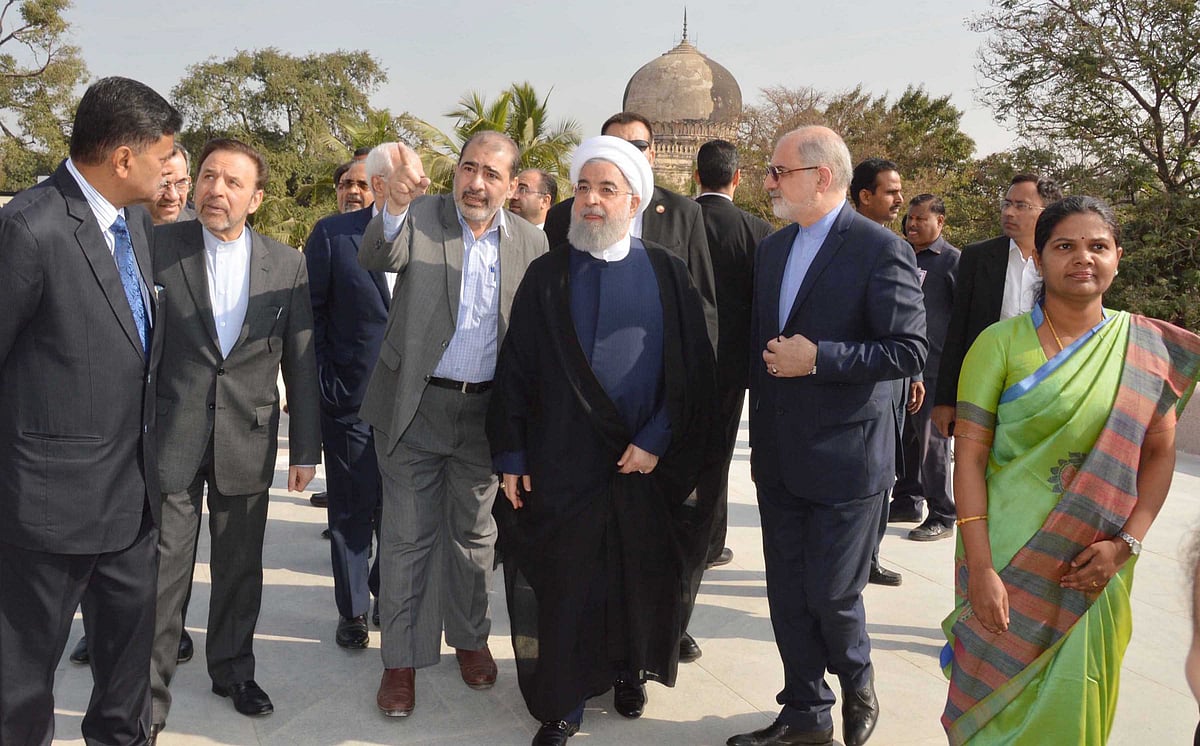 حیدرآباد کے قطب شاہی مقبرے کا دورے کرتے ایرانی صدر حسن روحانی