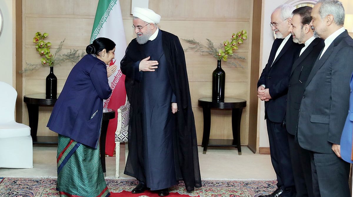 وزیر خارجہ سشما سوراج سے ملاقات کرتے ایرانی صدر حسن روحانی