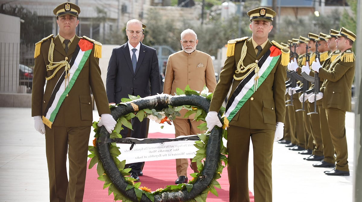 یاسر عرفات کی مزار پر خراج عقیدت پیش کرتے وزیر اعظم نریندر مودی