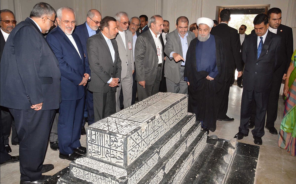 حیدرآباد میں قبط شاہی مقبرے کا دورہ کرتے ایرانی صدر حسن روحانی