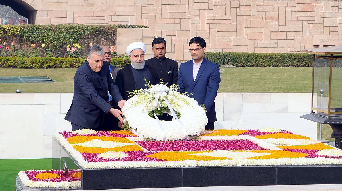 راج گھاٹ پر مہاتما گھاندھی کو خراج عقیدت پیش کرتے روحانی