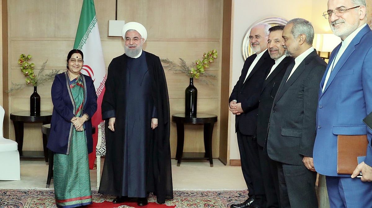 وزیر خارجہ سشما سوراج سے ملاقات کرتے ایرانی صدر حسن روحانی