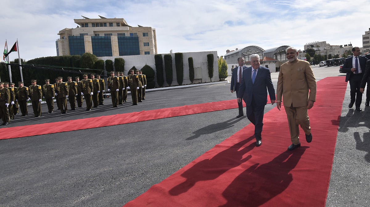 گارڈ آف آنر کا معائنہ کرتے وزیر اعظم مودی