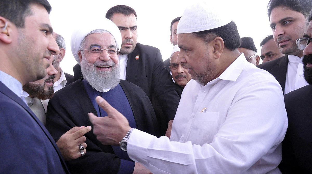 نماز جمعہ کے بعد لوگوں سے ملاقات کرتے روحانی