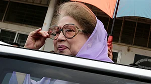 بنگلہ دیش کی سابق وزیرِ اعظم خالدہ ضیاء کی حالت نازک، وینٹی لیٹر پر منتقل