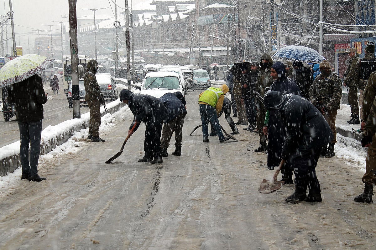 کشمیر میں موسم سرما کی پہلی بھاری برف باری