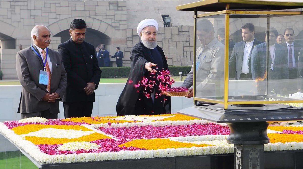 راج گھاٹ پر مہاتما گھاندھی کو خراج عقیدت پیش کرتے روحانی