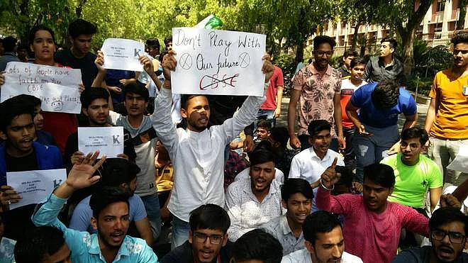 سی بی ایس سی کے خلاف مظاہرہ کرتے طلباء