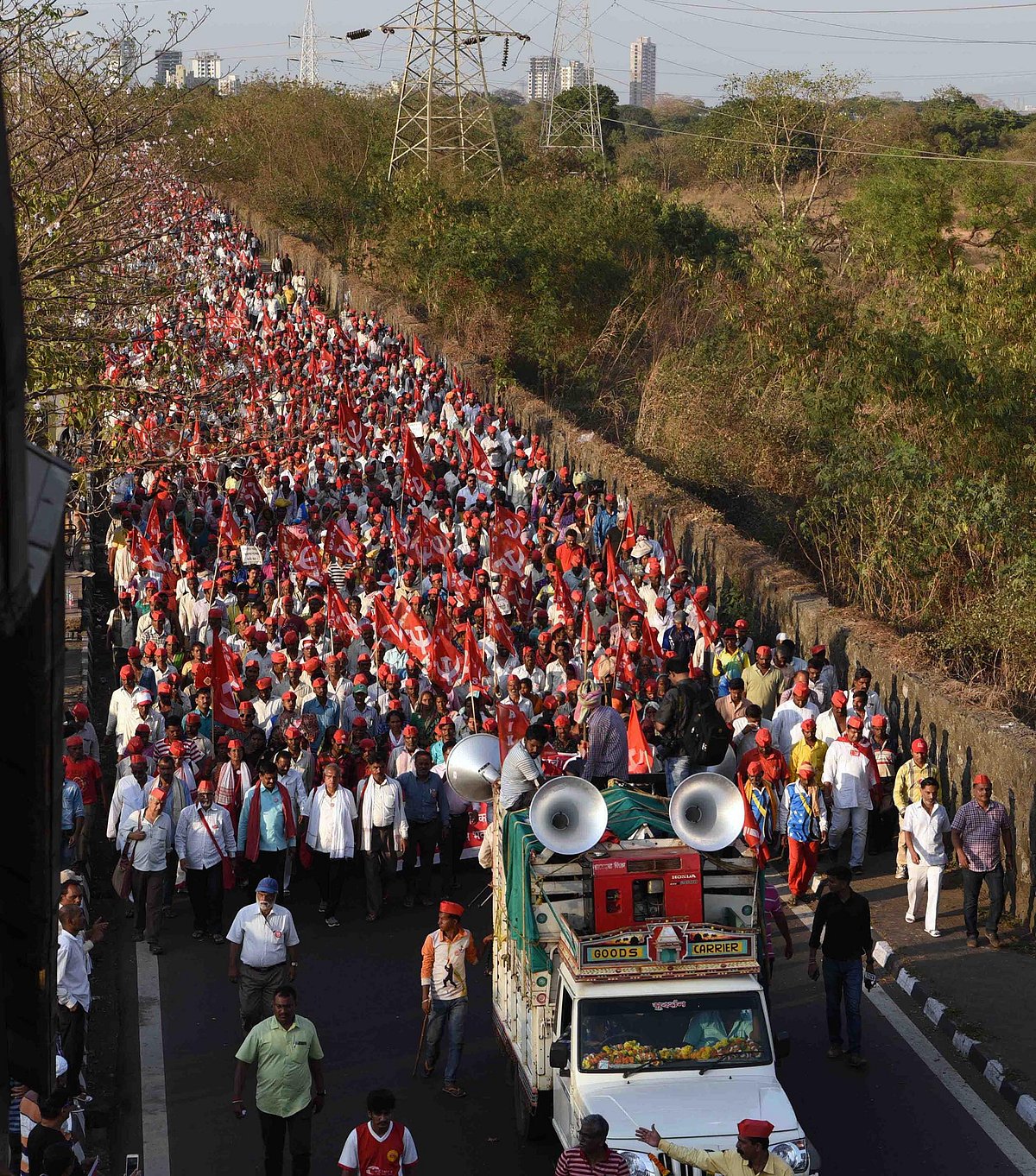 حکومت نے کسانوں کے آگے گھٹنے ٹیکے