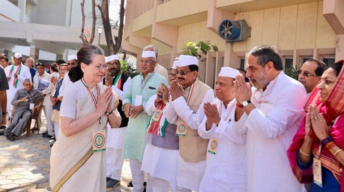 کانگریس رہنماؤں سے ملاقات کرتیں یو پی اے چیئر پرسن سونیا گاندھی