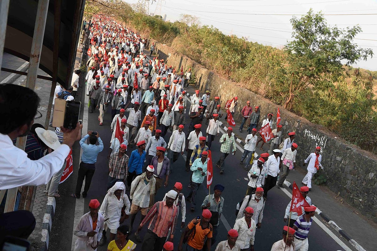 حکومت نے کسانوں کے آگے گھٹنے ٹیکے