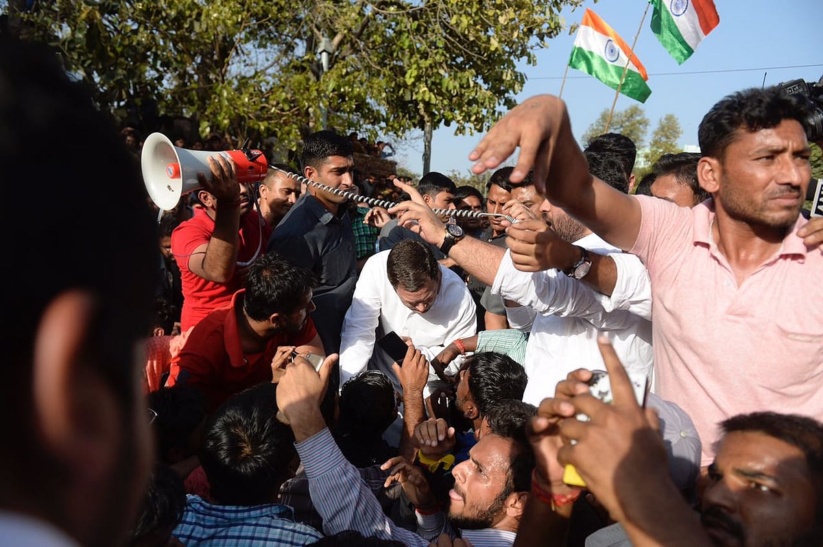 ایس ایس سی گھوٹالہ: مظاہرین طلباء سے ملے راہل، تعاون کی یقین دہانی