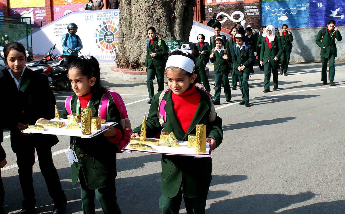 ’جنّت ‘ کے اسکول ننہے منے بچوں سے پھر گلزار