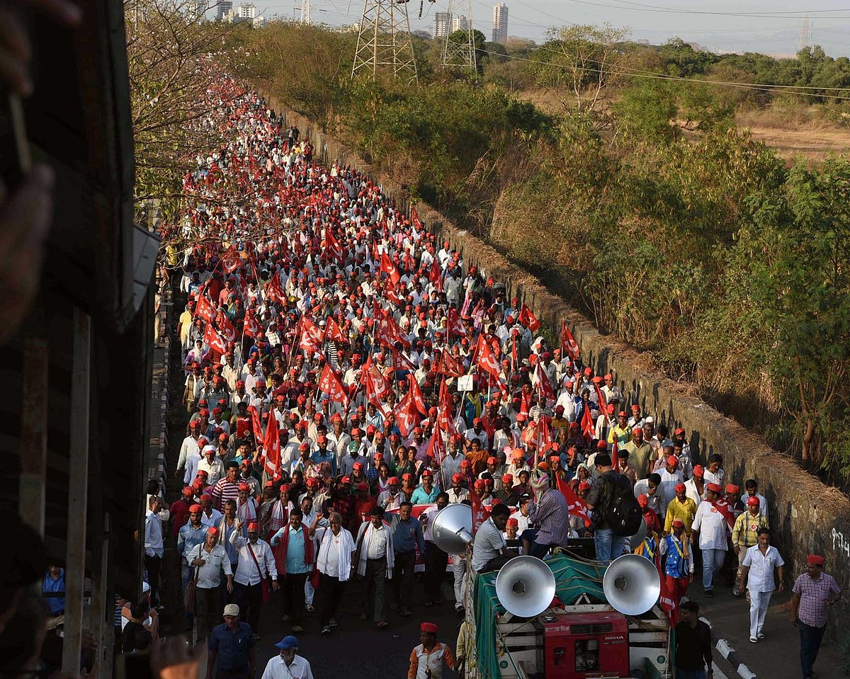 حکومت نے کسانوں کے آگے گھٹنے ٹیکے