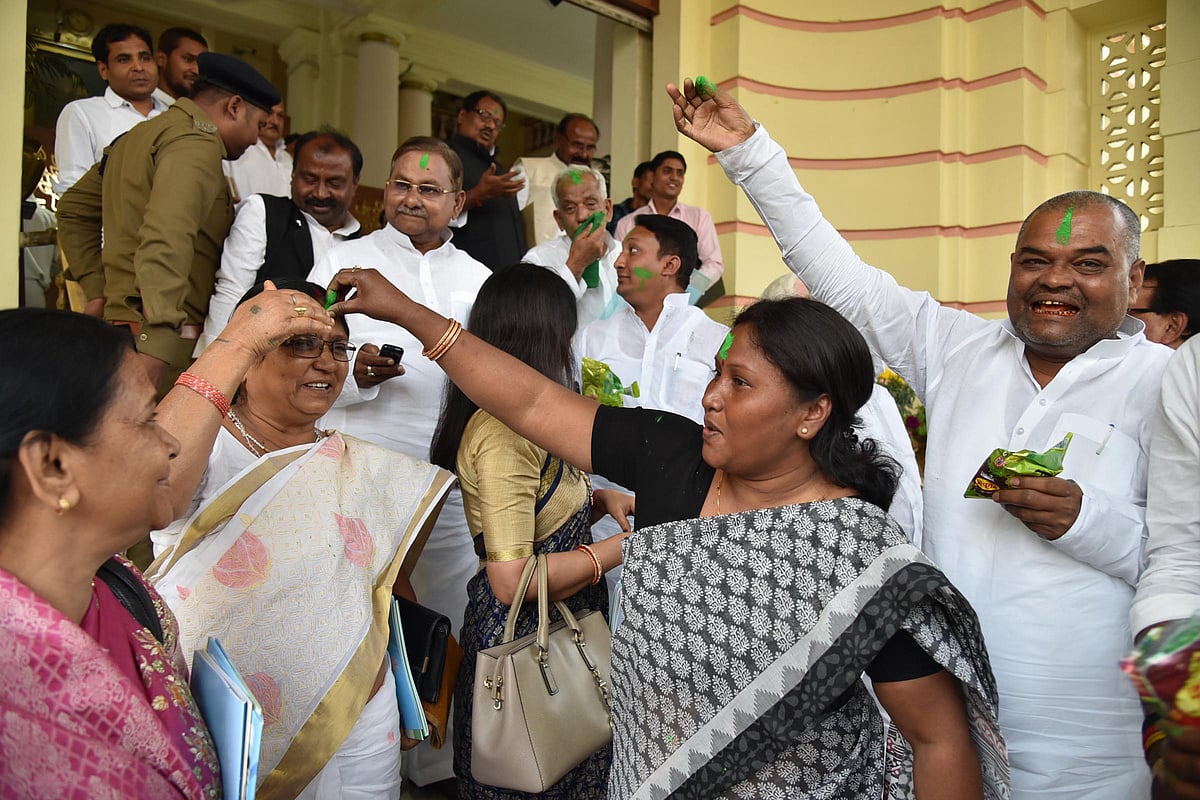 ضمنی انتخاب LIVE: اکھیلیش مبارکباد دینے مایاوتی کےگھر پہنچے