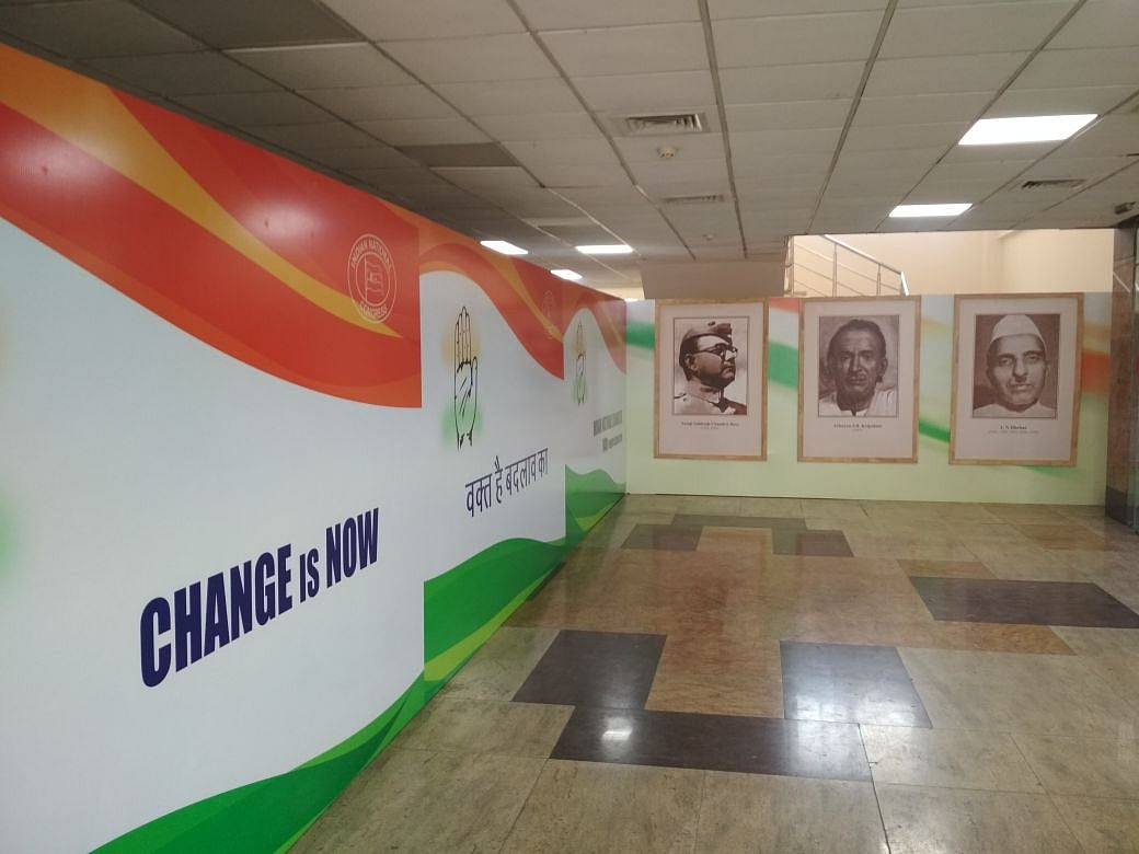 اجلاس کے دوران ہندوستان کے عظیم شخصیات کی تصاویر لگائی گئی ہیں۔