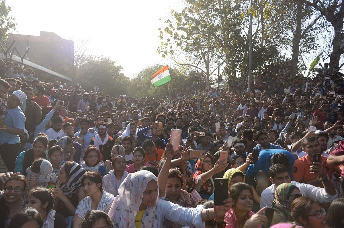 ایس ایس سی گھوٹالہ: مظاہرین طلباء سے ملے راہل، تعاون کی یقین دہانی