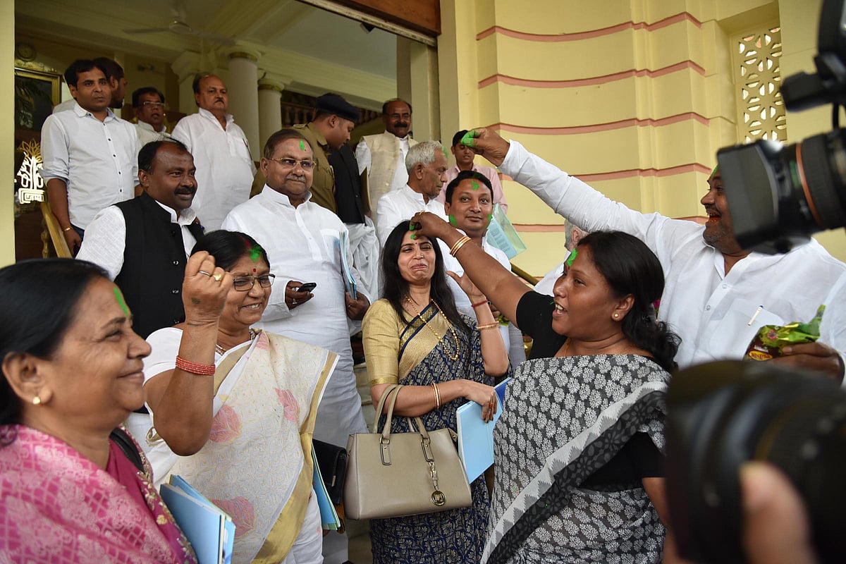 ضمنی انتخاب LIVE: اکھیلیش مبارکباد دینے مایاوتی کےگھر پہنچے