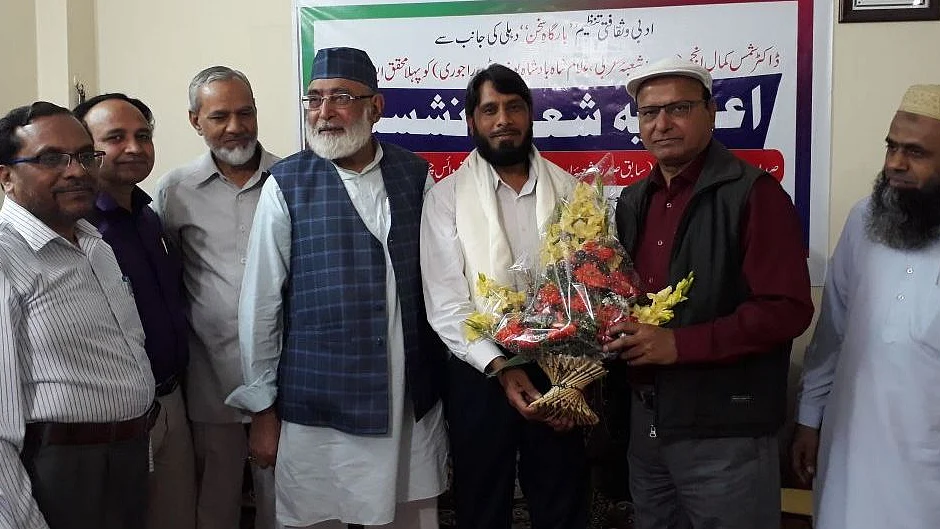 کیپشن: دائیں سے درد دہلوی، پروفیسر خادل محمود، ڈاکٹر شمس کمال انجم، سید منصور آغا، ڈاکٹر سید احمد خاں، ڈاکٹر شبیر احمد اور سہیل انجم