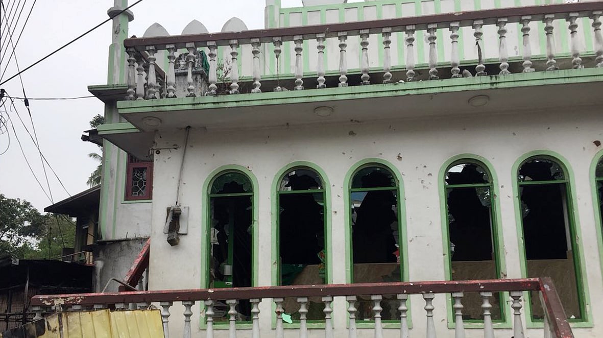 سری لنکا: بندوقوں کے سایہ میں نماز جمعہ کی ادائیگی