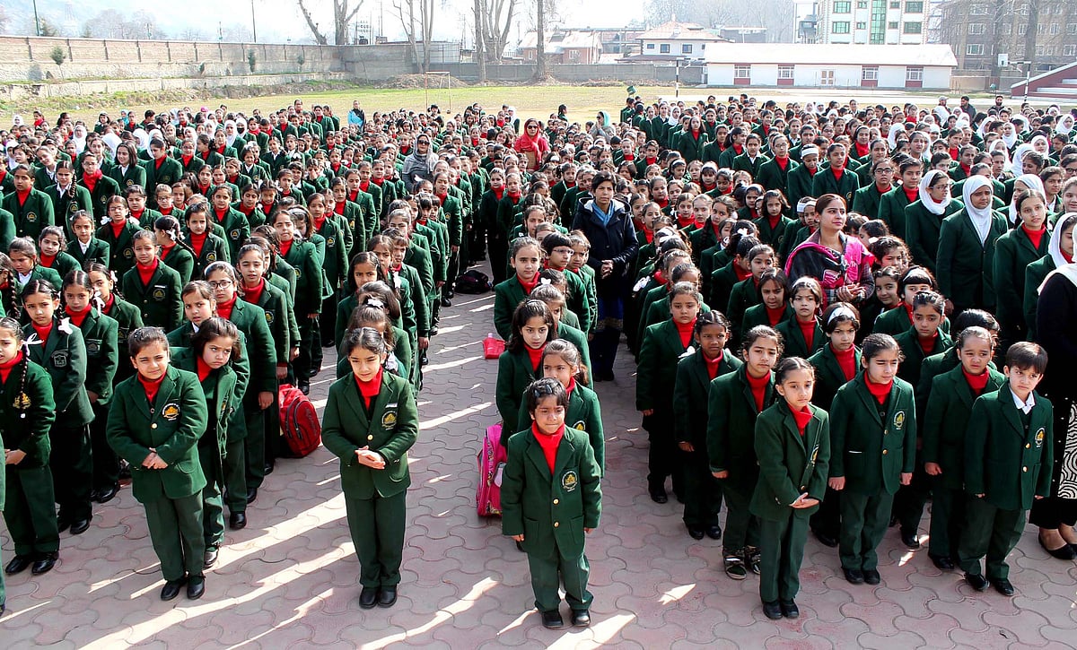 ’جنّت ‘ کے اسکول ننہے منے بچوں سے پھر گلزار