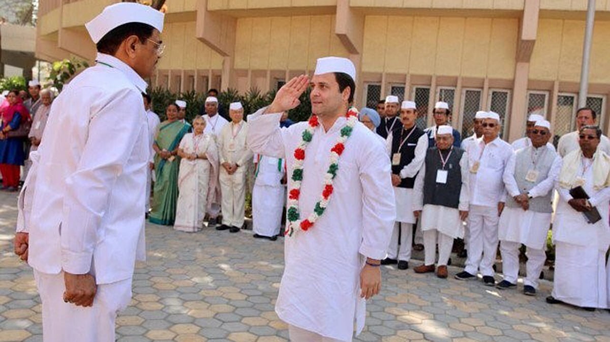 اجلاس میں پرچم کشائی کے بعد خیرمقدم قبول کرتے راہل گاندھی