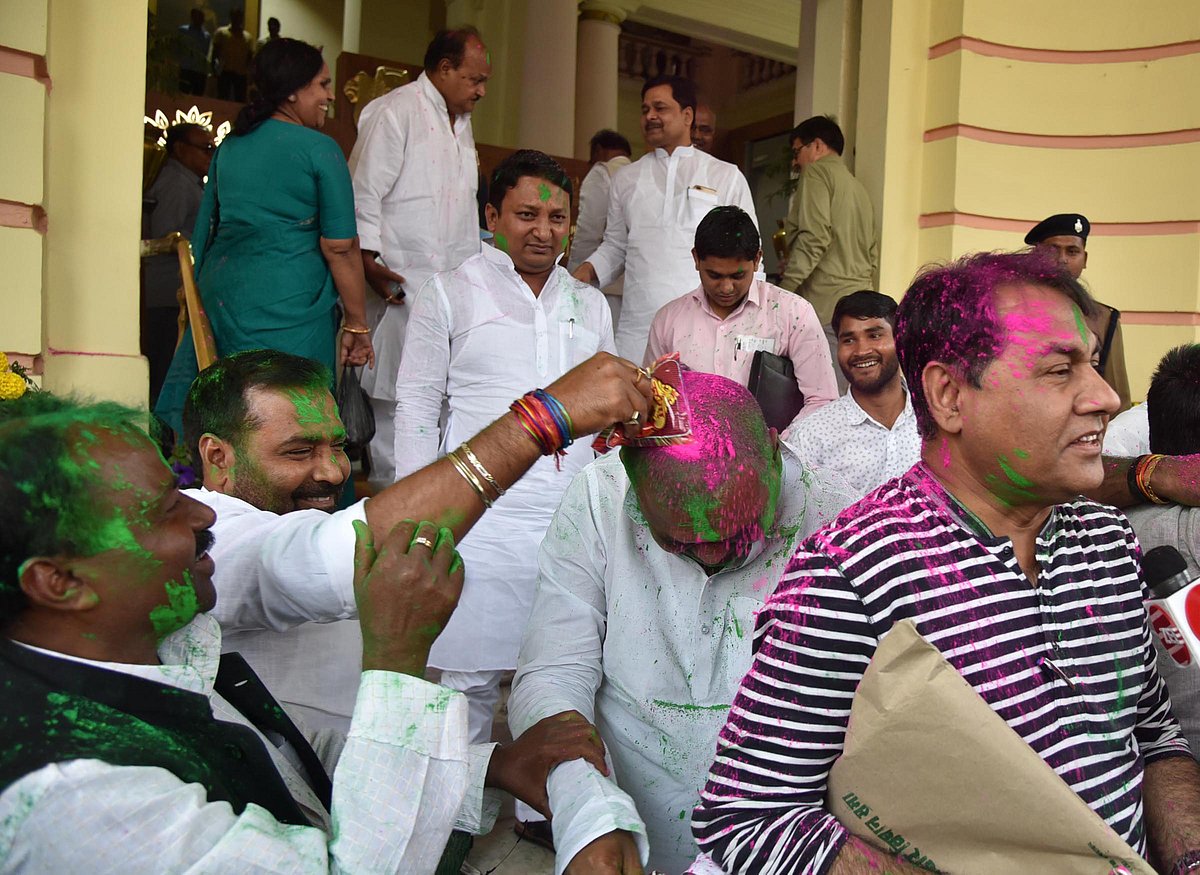 ضمنی انتخاب LIVE: اکھیلیش مبارکباد دینے مایاوتی کےگھر پہنچے