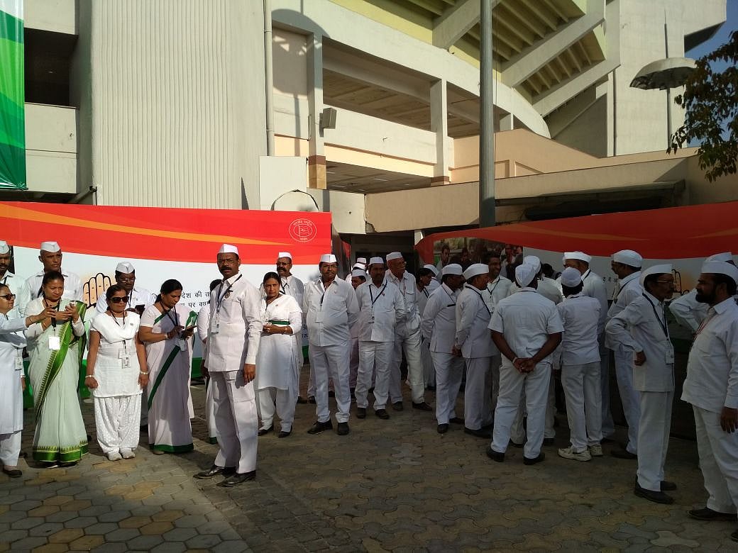 رنگانگ سجاوٹ اور حب الوطنی کے گیتوں نے اجلاس میں کسی میلے جیسا ماحول پیدا کر دیا ہے۔