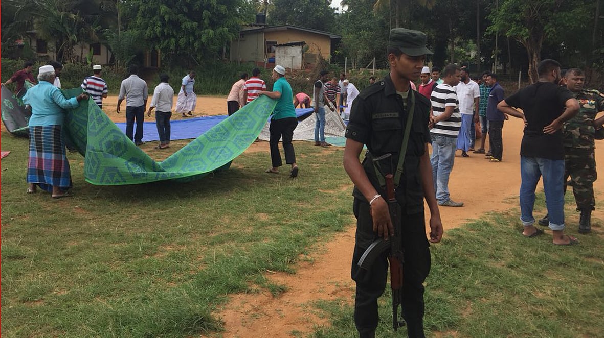 سری لنکا: بندوقوں کے سایہ میں نماز جمعہ کی ادائیگی