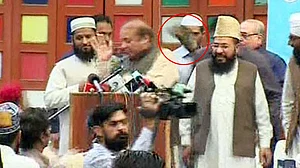 نواز شریف پر جوتا پھینکا گیا