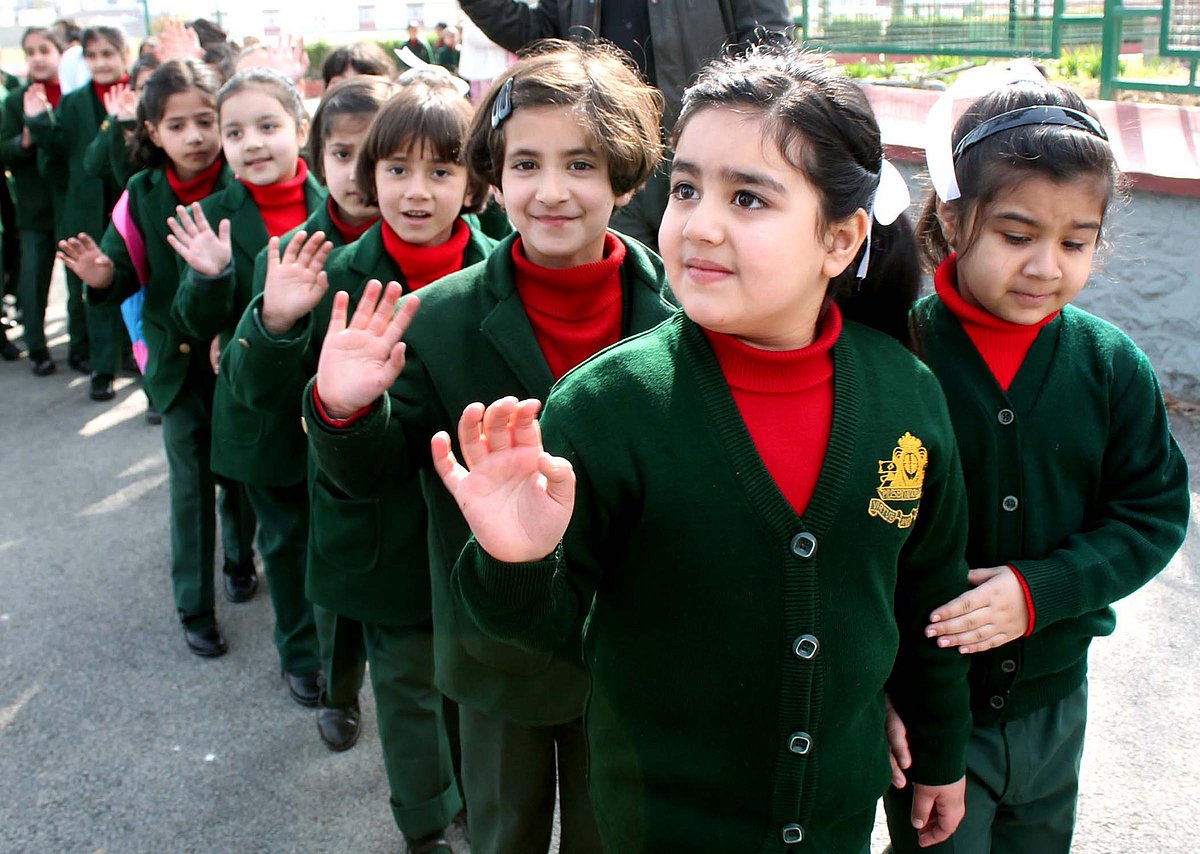 ’جنّت ‘ کے اسکول ننہے منے بچوں سے پھر گلزار